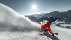 Skifahrer bei der Talfahrt