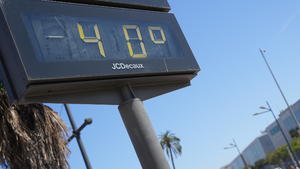 22.08.2023, Spanien, Valencia: Ein Thermometer zeigt in Valencia eine Temperatur von 40 Grad an. Spanien erlebt die vierte Hitzewelle dieses Sommers. Foto: Jorge Gil/EUROPA PRESS/dpa +++ dpa-Bildfunk +++