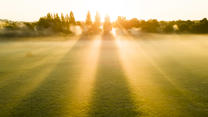 14.09.2023, Niedersachsen, Laatzen: Nebelschwaden werden in der Leinemasch von der aufgehenden Sonne in warmes Licht getaucht. Foto: Julian Stratenschulte/dpa +++ dpa-Bildfunk +++