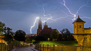 ERFURT / 13.09.2023 / In der vergangenen Nacht fegten schwere Gewitter über Thüringen hinweg. In Erfurt konnte man vom Petersberg die Blitze am Himmel über Dom und St.Severi beobachten.