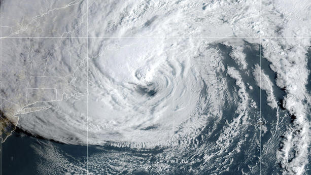 HANDOUT - 16.09.2023, ---: Dieses Satellitenbild der National Oceanic and Atmospheric Administration zeigt den posttropischen Zyklon Lee (r) in der Nähe von Neuengland und Ostkanada. Das National Hurricane Center stufte Lee von einem Hurrikan zu einem posttropischen Zyklon herab, aber Millionen von Menschen blieben am frühen Samstag unter Sturmwarnungen, da der Sturm immer noch orkanartige Winde, sintflutartige Regenfälle und Überschwemmungen an den Küsten verursachen könnte. Foto: ---/NOAA/AP/dpa - ACHTUNG: Nur zur redaktionellen Verwendung und nur mit vollständiger Nennung des vorstehenden Credits +++ dpa-Bildfunk +++