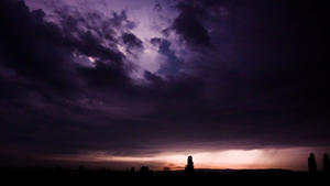13.09.2023, Niedersachsen, Pattensen: Ein Gewitter mit Blitzen illuminiert den Himmel über der Region Hannover. Unwetter mit Blitzschlag und Starkregen sind in der Nacht über Niedersachsen hinweggezogen. Foto: Julian Stratenschulte/dpa +++ dpa-Bildfunk +++