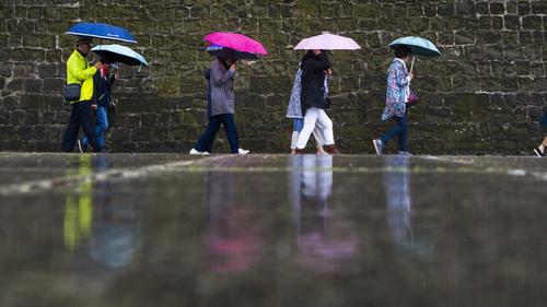 Eine Gruppe Touristen laufen entlang des Terrassenufers bei Regen in Dresden, 16.09.2019. Dresden Deutschland *** A group of tourists walking along the terrace bank at Regen in Dresden, 16 09 2019 Dresden Germany PUBLICATIONxINxGERxSUIxAUTxONLY Copyright: xFlorianxGaertner/photothek.netx