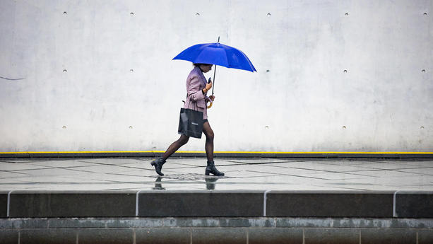  Eine junge Frau laeuft mit dem Regenschirm waehrend eines Gewitters in Berlin am 8. September 2022. Regen in Berlin *** A young woman walks with an umbrella during a thunderstorm in Berlin on September 8, 2022 Rain in Berlin