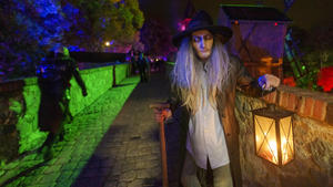 14.10.2023, Hessen, Mühltal: Ein Totengräber steht bei der Generalprobe zu Halloween auf Burg Frankenstein im Zugang zur Burg. Das Halloween-Festival findet in diesem Jahr zum letzten Mal auf der Burg Frankenstein statt. Grund ist die umfassende Sanierung der historischen Burganlage. Danach zieht das Halloween-Festival auf die Burg Königstein im gleichnamigen Königstein (Hochtaunus) um. Foto: Andreas Arnold/dpa +++ dpa-Bildfunk +++