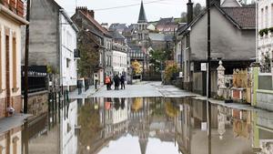 09.11.2023, Frankreich, Saint-Étienne-Au-Mont: Gendarmen sprechen mit Anwohnern einer überfluteten Straße. Die Überschwemmungsgefahr in Nordfrankreich spitzt sich angesichts anhaltender schwerer Regenfälle zu. Nach heftigen Niederschlägen seien im Einzugsgebiet der Flussläufe Aa, Hem, Liane und Canche vole von drohendem Hochwasser betroffen, teilte das Departement Pas-de-Calais am Mittwochabend mit. Foto: Sameer Al-Doumy/AFP/dpa +++ dpa-Bildfunk +++