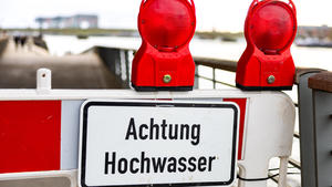 Rhein Hochwasser in Köln beim Pegel von 693 cm aus Sicht des Deutzer Rheinufers auf die Innenstadt von Köln. Erste Stufen des Deutzer Rheinboulevards sind bereit überflutet. Warnschilder in deutscher und englischer Sprache wurden aufgestellt und erste Abschnitte abgesperrt. Es wird derzeit mit einem steigenden Pegel von über 7 Metern gerechnet. 19.11.2023 Köln Deutz NRW Deutschland *** Rhine floods in Cologne at a level of 693 cm from the Deutz bank of the Rhine to the city center of Cologne First steps of the Deutz Rhine Boulevard are already flooded Warning signs in German and English have been put up and the first sections have been cordoned off A rising water level of over 7 meters is currently expected 19 11 2023 Cologne Deutz NRW