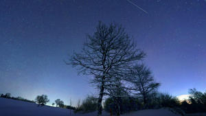 ARCHIV - 12.12.2021, Bayern, Wertach: Ein Sternschnuppe verglüht am sternenklaren Himmel über der schneebedeckten Allgäuer Landschaft kurz vor Sonnenaufgang. Mit den Geminiden bietet der Himmel Mitte Dezember den reichsten Sternschnuppenstrom des Jahres. (zu dpa "Spektakel am Nachthimmel - Geminiden-Sternschnuppen Mitte Dezember") Foto: Karl-Josef Hildenbrand/dpa +++ dpa-Bildfunk +++