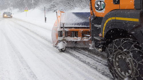 22.01.2022, Österreich, Schladming: Ein Schneepflug räumt die schneebedeckte Fahrbahn. Starker Schneefall sorgte in Österreich für Verkehrsbehinderungen. Foto: Expa/Martin Huber/APA/dpa +++ dpa-Bildfunk +++
