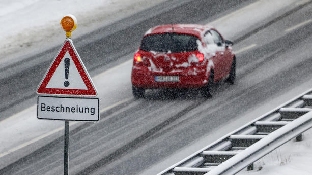 27.11.2023, Nordrhein-Westfalen, Winterberg: Ein Auto fährt an einem Verkehrsschild mit der Aufschrift ·Beschneiung· vorbei. Das nasskalte Wetter hält in Nordrhein-Westfalen an. Oberhalb von 300 bis 400 Metern hat es weitere Schneefälle gegeben, in tieferen Lagen Regen oder Schneeregen. (Zu dpa ·Nasskaltes Wetter in NRW hält an - Neuschnee in Höhenlagen·) Foto: Oliver Berg/dpa +++ dpa-Bildfunk +++