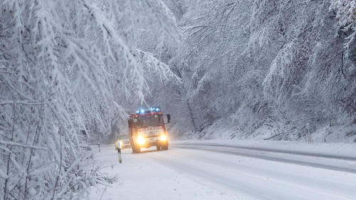 Schneefall und Schneebruch im Taunus Einsatzkräfte der Feuerwehr sind auf der Landstraße in Richtung Großer Feldberg wegen Schneebruch im Einsatz. Im Taunus gilt derzeit noch eine Unwetterwarnung vor heftigen Schneefällen., Oberursel Hessen Deutschland *** Snowfall and snow breakage in the Taunus Fire brigade emergency services are on duty on the country road towards Großer Feldberg due to snow breakage A severe weather warning for heavy snowfall is currently still in force in the Taunus, Oberursel Hessen Germany