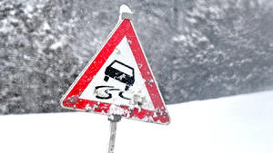 Vorsicht Glättegefahr Schlechte Fahrbahnverhältnisse durch starken Schneefall. Siegsdorf Bayern Deutschland *** Caution Danger of slippery roads Poor road conditions due to heavy snowfall Siegsdorf Bavaria Germany Copyright: xRolfxPossx
