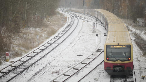 Berlin, Schneewetter Ein S-Bahn am 29.11.2023 in Berlin. Berlin Berlin Deutschland *** Berlin, snow weather One S Bahn on 29 11 2023 in Berlin Berlin Berlin Germany
