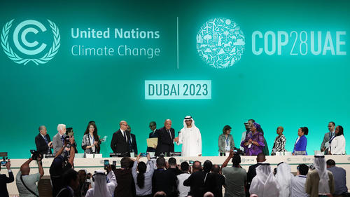 News Bilder des Tages 231130 -- DUBAI, Nov. 30, 2023 -- COP28 President Sultan Ahmed Al Jaber 5th R, front receives a gavel from COP27 President Sameh Shoukry 4th L, front during the opening ceremony of the 28th session of the Conference of the Parties to the United Nations Framework Convention on Climate Change, or COP28, in Dubai, the United Arab Emirates, Nov. 30, 2023. This year s climate conference has garnered notable global attention as it marks the conclusion of the Global Stocktake, the first-ever two-year assessment of the world s collective progress toward the goals of the 2015 Paris Agreement. The conference, running from Nov. 30 to Dec. 12, will welcome more than 70,000 delegates from around the globe in a bid to work out a worldwide solut PUBLICATIONxNOTxINxCHN