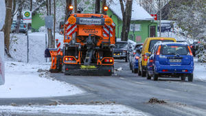 231124Schnee News ID: EN 23-11-24 Wintereinbruch im Erzgebirge - Unfälle und querstehende LKW Scheibenberg. Starker Schneefall hat am Freitagnachmittag für Verkehrsbehinderungen gesorgt. Betroffen war vorallem das obere Erzgebirge. Auf der S258 in Scheibenberg blieben mehrere LKW durch Glätte an Steigungen hängen. Auf der B101 ereignete sich durch die Glätte ein Verkehrsunfall mit 3 Fahrzeugen. Stellenweise bildete sich Stau. Der Winterdienst war im Dauereinsatz. Dieser kam allerdings durch den Stau nur schwer voran. Am Wochenende soll es weitere, zum Teil starke Schneefälle geben. Im Bild: B101 in Scheibenberg Scheibenberg Sachsen Deutschland *** 231124Snow News ID EN 23 11 24 Onset of winter in the Ore Mountains Accidents and tr