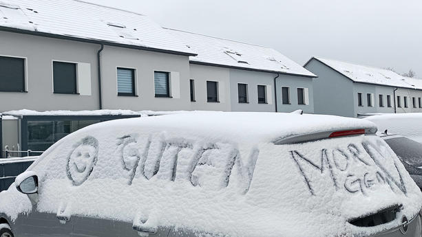 Der Winter ist da. Schnee in Bayern: Winter, Kalt, Schnee, Glatt, Temperaturen, Winterreifen in Nürnberg, Bayern, Deutschland. Dezember 04, 2023.