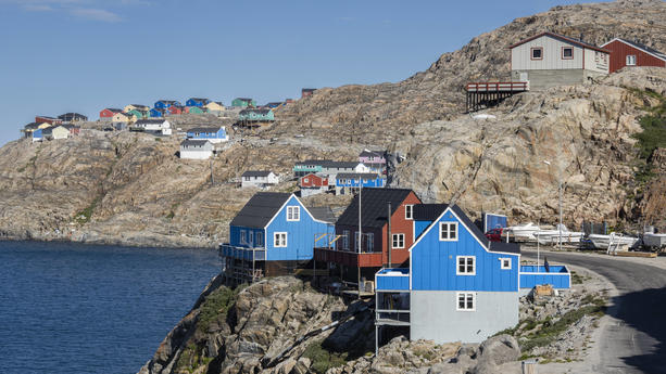 Colorfully painted houses in the small town of Uummannaq on Uummannaq Island, Greenland, Denmark, Polar Regions PUBLICATIONxINxGERxSUIxAUTxONLY Copyright: MichaelxNolan 1112-7027 