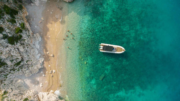 Küste von Kroatien mit türkisem Wasser
