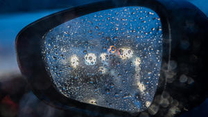 ARCHIV - 04.02.2020, Sachsen, Dresden: Regentropfen sind am Morgen im Berufsverkehr auf einem Rückspiegel an einem Auto zu sehen. (zu dpa: «Das Wochenende bringt viel Regen nach Niedersachsen») Foto: Robert Michael/dpa-Zentralbild/dpa +++ dpa-Bildfunk +++