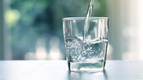 Trinkwasser aus dem Hahn in einem Glas.