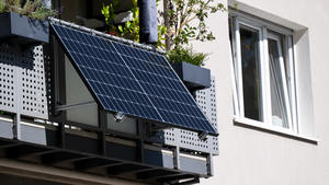 ARCHIV - 22.09.2022, Bayern, München: Stecker-Solaranlagen für den Balkon können die eigene Stromrechnung senken. Ihre Zahl ist zuletzt stark gestiegen. (zu dpa: «Mehr als 400 000 Balkonkraftwerke - Zahl steigt rasant») Foto: Sven Hoppe/dpa +++ dpa-Bildfunk +++