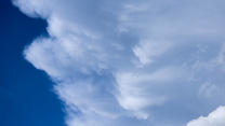 Ungewöhnliche Wolkenformation am Himmel über Berlin Deutschland, Berlin am 15.04.2024: Gegen 19h Abends gab es ein Mischung aus blauem Himmel, Sonne, Gewitterwolken, Donner, Hagel und Regenbogen. *** Unusual cloud formation in the sky over Berlin Germany, Berlin on 15 04 2024 Around 19h in the evening there was a mixture of blue sky, sun, thunderclouds, thunder, hail and rainbow