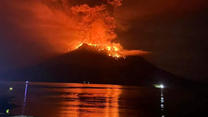 Hot lava flows from Mount Ruang volcano during an eruption in Sitaro, North Sulawesi province, Indonesia, April 17, 2024. Antara Foto/HO/BPBD Kab Sitaro/via REUTERS ATTENTION EDITORS - THIS IMAGE HAS BEEN SUPPLIED BY A THIRD PARTY. MANDATORY CREDIT. INDONESIA OUT. NO COMMERCIAL OR EDITORIAL SALES IN INDONESIA.