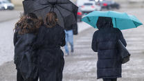 17.04.2024, Bayern, München: Drei Frauen laufen bei einsetzendem Regen mit Schirmen über den Königsplatz. Foto: Peter Kneffel/dpa +++ dpa-Bildfunk +++