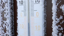 ARCHIV - 22.11.2023, Sachsen-Anhalt, Schierke: Ein Thermometer auf dem Brocken zeigt Minusgrade an. (zu dpa: «Schneefälle sorgen für Verkehrsprobleme im tschechischen Böhmerwald») Foto: Matthias Bein/dpa +++ dpa-Bildfunk +++