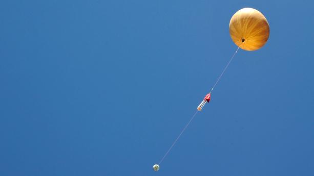 Ein Wetterballon fliegt in den Himmel.