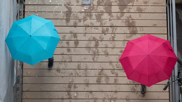 ARCHIV - 11.04.2023, Sachsen, Dresden: Passanten gehen unter Regenschirmen spazieren. (zu dpa: «Regenwetter mit Graupel und Schnee in Sachsen») Foto: Sebastian Kahnert/dpa +++ dpa-Bildfunk +++