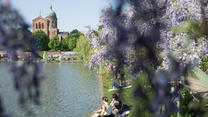 30.04.2024, Berlin: Menschen sitzen am Engelbecken im Stadtteil Kreuzberg in der Sonne. Foto: Sebastian Gollnow/dpa +++ dpa-Bildfunk +++