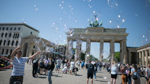 02.05.2024, Berlin: Ein Mann produziert Seifenblasen vor dem Brandenburger Tor. Foto: Sebastian Gollnow/dpa +++ dpa-Bildfunk +++