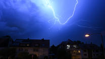 ARCHIV - 16.08.2023, Hessen, Frankfurt/Main: Blitze entladen sich am Abendhimmel während eines schweren Gewitters über den Häusern im Stadtteil Sachsenhausen (Aufnahme mit längerer Verschlusszeit). (zu dpa: «Wetterdienst: Extremer Starkregen und Hagel in Hessen möglich») Foto: Arne Dedert/dpa +++ dpa-Bildfunk +++