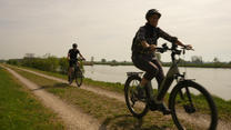 Fahrradfahrer an der Donau im April