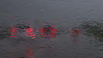 06.05.2024, Bayern, München: Autos sind während heftigen Regens auf der Autobahn 93 (A93) zu sehen. (zu dpa: «Unwetter sorgen in Bayern für Schäden - Am Feiertag wird es sonnig») Foto: Karl-Josef Hildenbrand/dpa +++ dpa-Bildfunk +++