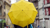 ARCHIV - 27.07.2023, Thüringen, Erfurt: Eine Frau hält einen Regenschirm. (zu dpa: «Regen und teilweise Gewitter in Hessen») Foto: Martin Schutt/dpa +++ dpa-Bildfunk +++