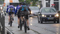 18.05.2024, Nordrhein-Westfalen, Königswinter: Radfahrer sind trotz des schlechten Wetters am Rheinufer unterwegs. Foto: Thomas Banneyer/dpa +++ dpa-Bildfunk +++