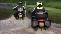 18.05.2024, Rheinland-Pfalz, Cochem: Motorradfahrer sind auf der unter Wasser stehenden Straße B49 unterwegs. Foto: David Young/dpa - ACHTUNG: Kennzeichen gepixelt +++ dpa-Bildfunk +++
