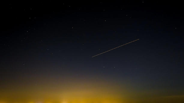 Eine Sternschnuppe am Nachthimmel über Deutschland.