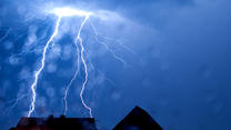 ARCHIV - 23.08.2011, Nordrhein-Westfalen, Gesecke: Ein Blitz schlägt bei Gesecke ein. (zu dpa: «Gewitter, Starkregen und Hagel: Unwettergefahr in NRW») Foto: Thomas Rensinghoff/dpa +++ dpa-Bildfunk +++
