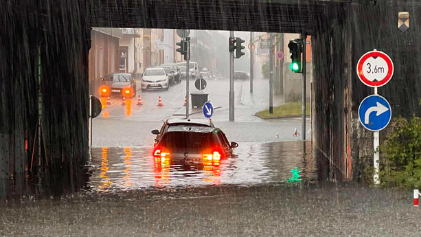 21.05.2024, Bayern, Gößweinstein: Ein Auto steht in einer überfluteten Unterführung. Starke Regenfälle haben in Oberfranken für vollgelaufene Keller und überflutete Straßen gesorgt. Foto: News5 / Ferdinand Merzbach/NEWS5/dpa +++ dpa-Bildfunk +++