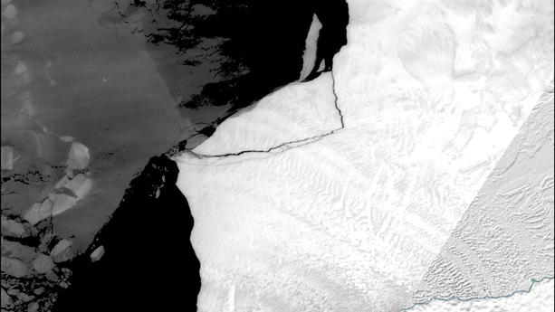 HANDOUT - 22.05.2024, Antarktis, ---: Eine am 22.05.2024 von der britischen Forschungsstation British Antarctic Survey veröffentlichte Satellitenaufnahme zeigt, wie ein Eisberg vom Brunt-Eisschelf der Antarktis abbricht. Es sei bereits der dritte Abbruch in den vergangenen vier Jahren in diesem Gebiet. Foto: -/Britsh Antarctic Survey/dpa - ACHTUNG: Nur zur redaktionellen Verwendung im Zusammenhang mit der aktuellen Berichterstattung und nur mit vollständiger Nennung des vorstehenden Credits +++ dpa-Bildfunk +++