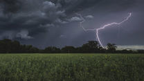Blitze zucken am Himmel waehrend eines Gewitters in Waldhufen, 19.05.2024.