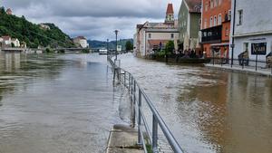 02.06.2024, Bayern, Passau: Eine Uferstraße ist vom Hochwasser überschwemmt. Die Drei-Flüsse-Stadt Passau in Niederbayern hat aufgrund des Starkregens ebenfalls mit erheblichem Hochwasser zu kämpfen. Der Pegelstand der Donau stieg am Sonntag auf mehr als 7,70 Meter, wie der Hochwassernachrichtendienst mitteilte. Zahlreiche Straßen und Plätze in Stadtgebiet stehen unter Wasser. Foto: Markus Zechbauer/Zema Medien/dpa +++ dpa-Bildfunk +++
