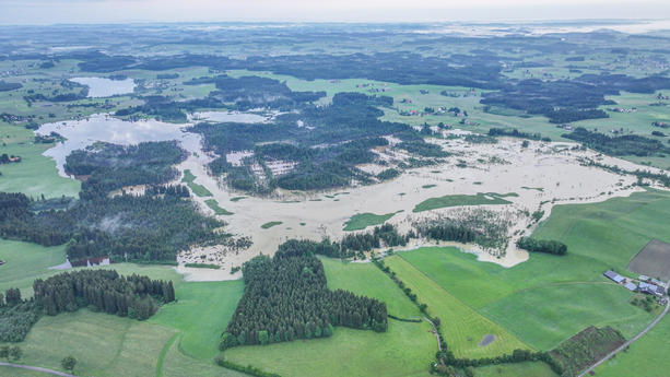 04.06.2024, Baden-Württemberg, Leutkirch im Allgäu: Im Bereich Taufach und Fetzachmoos sind Teile der Landschaft überschwemmt (Aufnahme mit einer Drohne). Foto: Jason Tschepljakow/dpa +++ dpa-Bildfunk +++