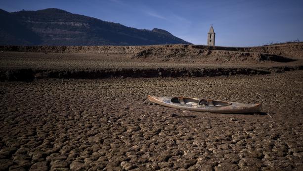 FILE - An abandoned canoe sits on the cracked ground amid a drought at the Sau reservoir, north of Barcelona, Spain, Monday, Jan. 22, 2024. A top United Nations official says even though climate change makes disasters such as cyclones, floods and droughts more intense, more frequent and striking more places, fewer people are dying from those catastrophes globally. Thats because of better warning, planning and resilience. (AP Photo/Emilio Morenatti, File)