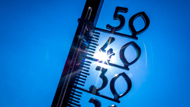ARCHIV - 19.07.2022, Mecklenburg-Vorpommern, Schwerin: Ein Thermometer an einem heißen Tag (zu dpa: «Expertenrat erwartet Verfehlung von 2030-Klimaziel») Foto: dpa +++ dpa-Bildfunk +++