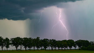 02.06.2024, Brandenburg, Sieversdorf: Ein Blitz leuchtet am späten Abend über der Landschaft. (zu dpa: «Wechselhaftes und nasses Wetter im Norden») Foto: Patrick Pleul/dpa +++ dpa-Bildfunk +++
