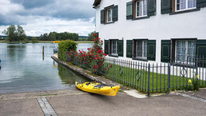 Bodensee, in Gottlieben parkt ein Kajak bei einem Haus mit hohem Wasserstand *** Lake Constance, in Gottlieben a kayak is parked at a house with a high water level
